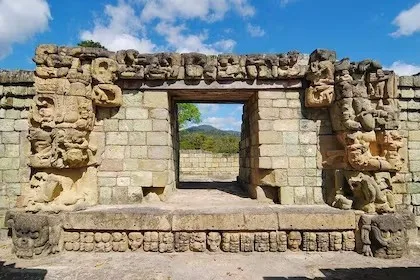 Puerta de templo tallada en las ruinas de Copán, en las excursiones desde San Pedro Sula
