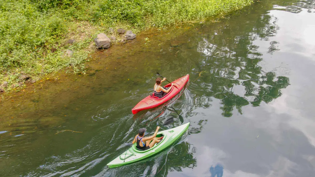 Kayaks on the water on a day trip from San Pedro Sula, the nature alternative to San Pedro Sula Mayan ruins tours